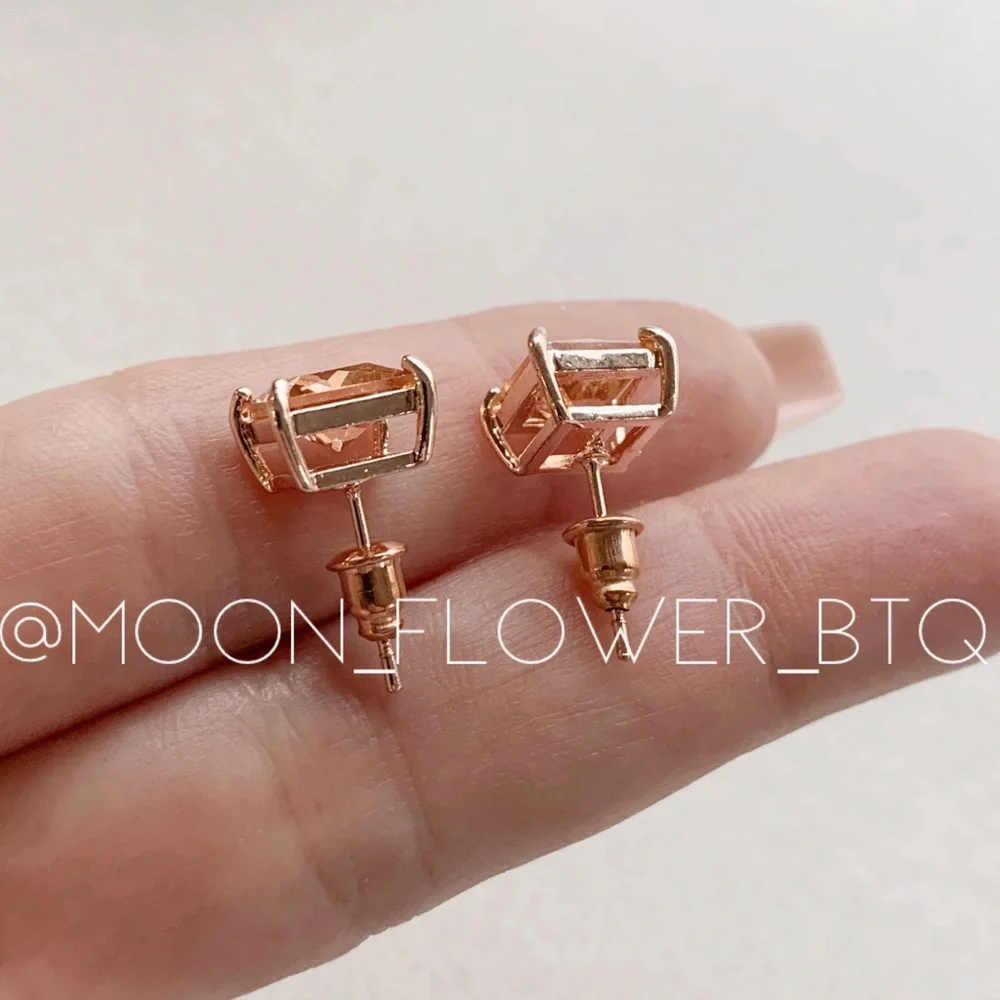 18k Rose Gold Square Stud Earrings - Picture 6 of 7